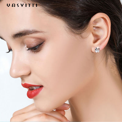 0.7cm 0.07oz گوشواره چهار شاخه گل میخ 925 گوشواره نقره ای ODM