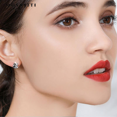 0.7cm 0.07oz گوشواره چهار شاخه گل میخ 925 گوشواره نقره ای ODM
